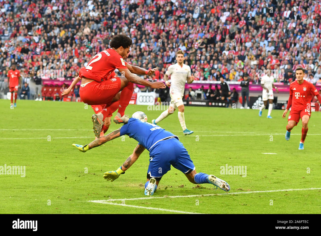 Monaco di Baviera, Deutschland. 26 ott 2019. Serge GNABRY (FC Bayern Monaco di Baviera), goalchance, azione, duelli contro Rafal GIKIEWICZ (portiere unione) -dita dei piedi di lui di fronte alla sconfitta obiettivo in testa.Strafraumszene. Soccer 1. Bundesliga, 9.Spieltag, giornata09, FC Bayern Monaco di Baviera M) - Unione europea Berlino (UB) 2-1, su 26.10.2019 in Muenchen ALLIANZARENA, DFL REGOLAMENTI VIETANO QUALSIASI USO DELLA FOTOGRAFIA come sequenze di immagini e/o quasi, VIDEO | Utilizzo di credito in tutto il mondo: dpa/Alamy Live News Foto Stock