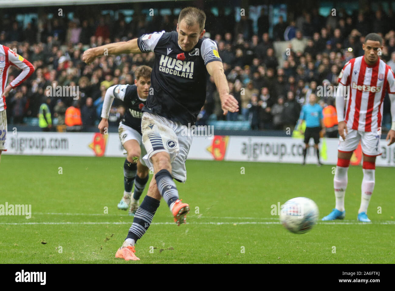 Londra, Regno Unito. 26 ott 2019. Londra REGNO UNITO. Ottobre 26 Jed Wallace di Millwall prendendo una penalità durante l'inglese Sky scommessa campionato tra Millwall e Stoke City in Den, Londra, Inghilterra il 26 ottobre 2019 Credit: Azione Foto Sport/Alamy Live News Foto Stock