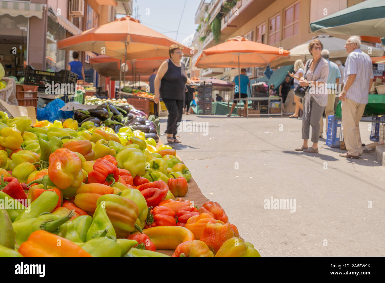 Grecia LAMIA - Luglio 26 2019; le persone camminare tra la strada di città mercato producono verdors che stanno curiosando le bancarelle che trasportano i loro acquisti Foto Stock