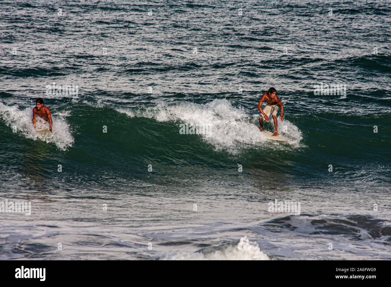 Surf boarders cattura onde della spiaggia di Pontal de Maracaipe, vicino a Porto de Galinhas in stato di Pernambuco, Brasile, Foto Stock