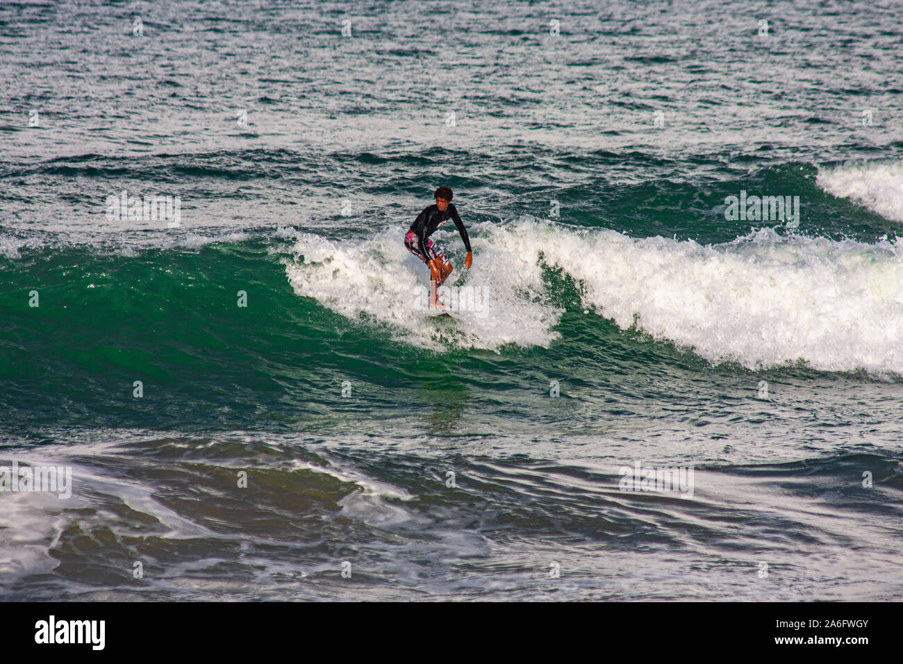 Surf boarders cattura onde della spiaggia di Pontal de Maracaipe, vicino a Porto de Galinhas in stato di Pernambuco, Brasile, Foto Stock