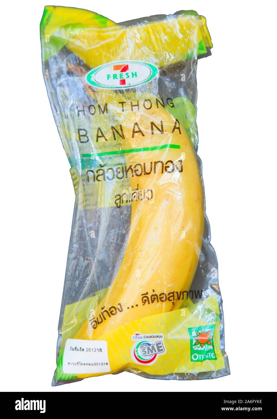 Una banana avvolti in materiale plastico, Chiang Mai, Thailandia Foto Stock