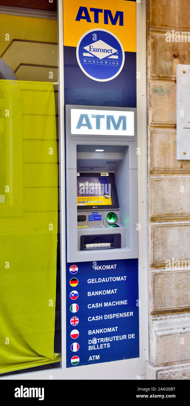 ATM banca Euronet automated cash dispenser con istruzioni in più lingue, Croazia Foto Stock