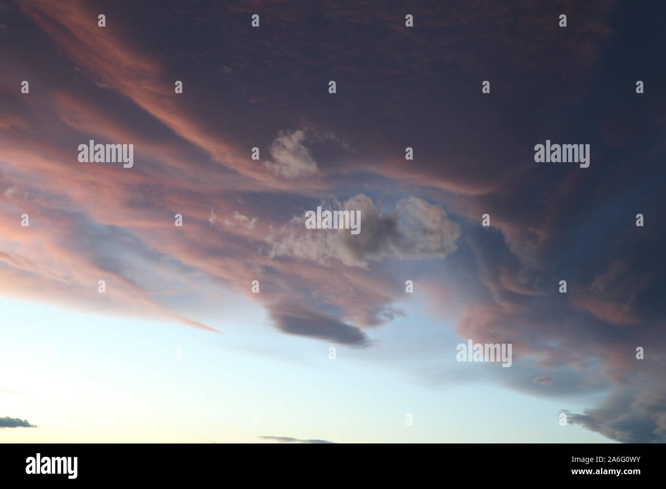 Nuvole colorate in bilico nel cielo durante un tramonto di Colorado Foto Stock