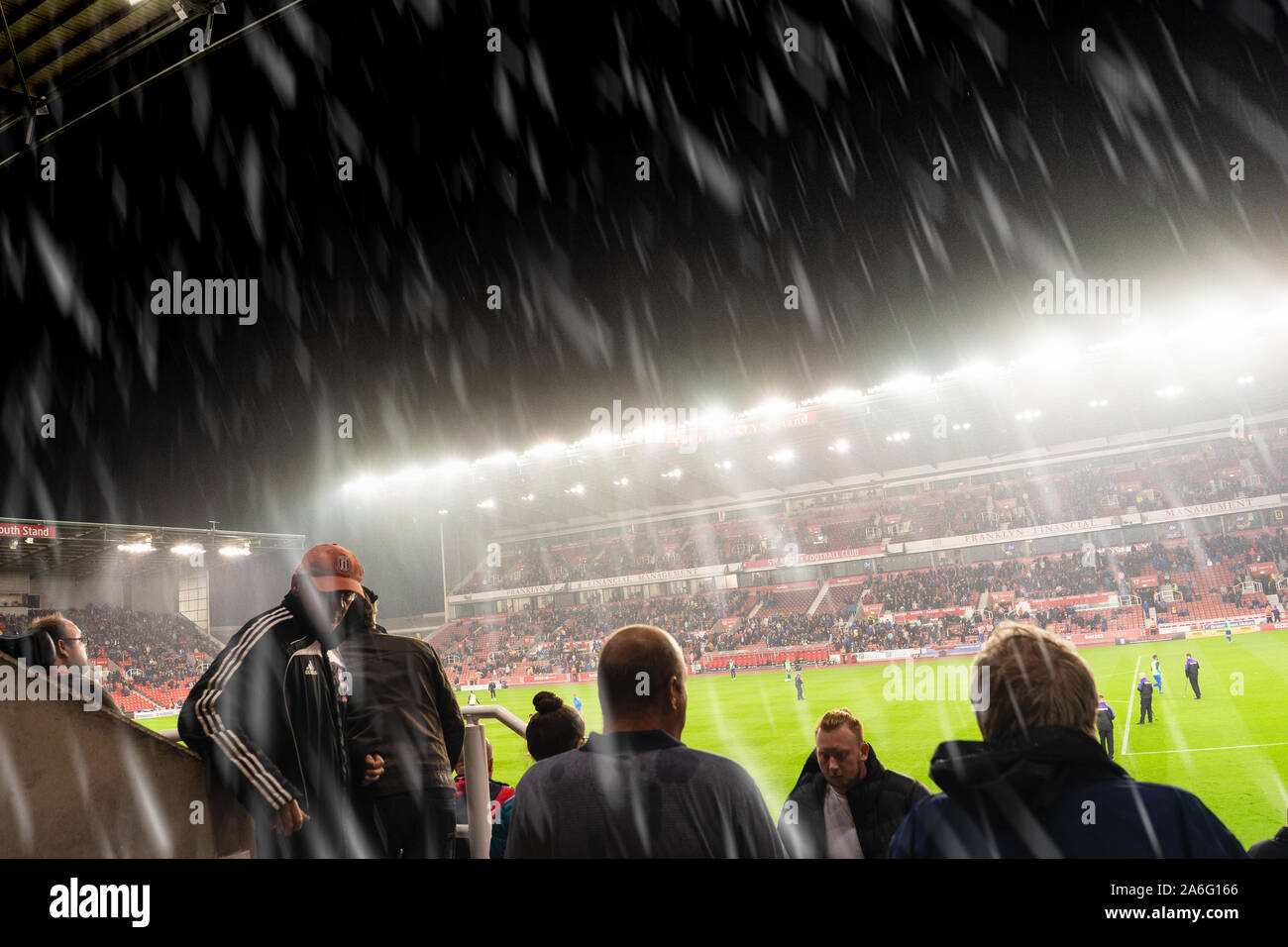 In una fredda notte di martedì a Stoke City, come la pioggia arriva giù e impregna i giocatori e tifosi durante una partita casalinga a bet365 Stadium, Stoke City FC Foto Stock