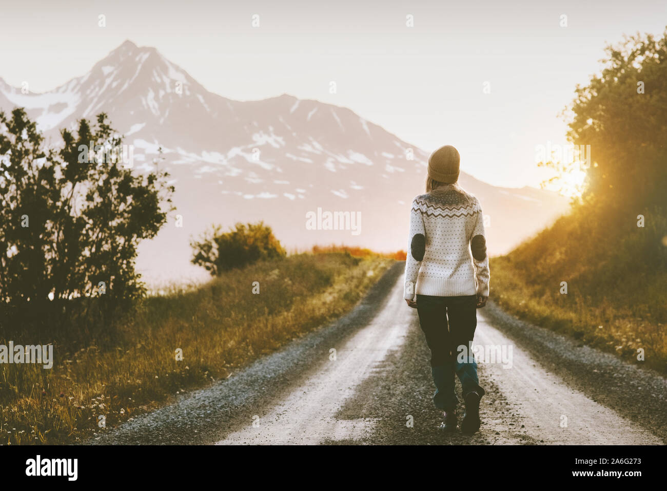 Donna che cammina da solo sulla strada di ghiaia in montagna stile di vita  viaggio vacanze avventura sfuggire all'aperto Foto stock - Alamy