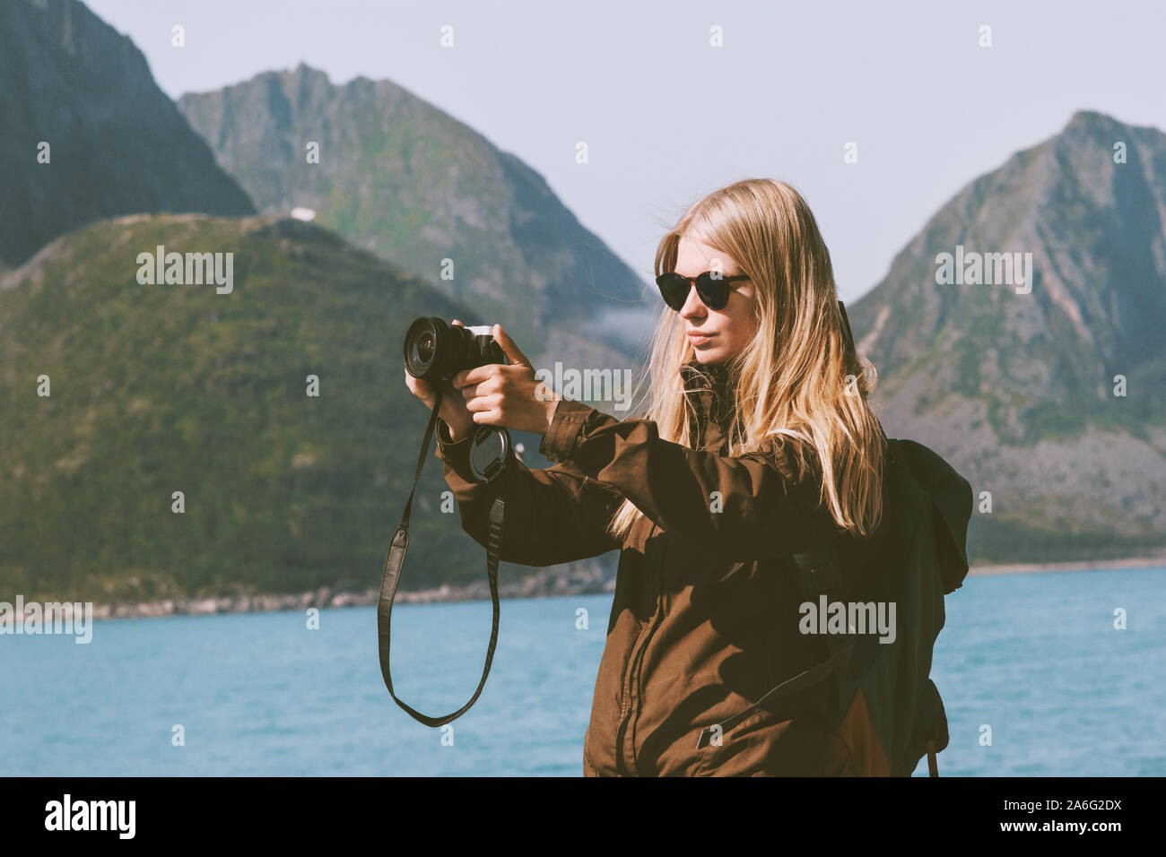 Donna traveler con fotocamera foto in viaggio in Norvegia avventura lifestyle estate viaggio vacanze Foto Stock