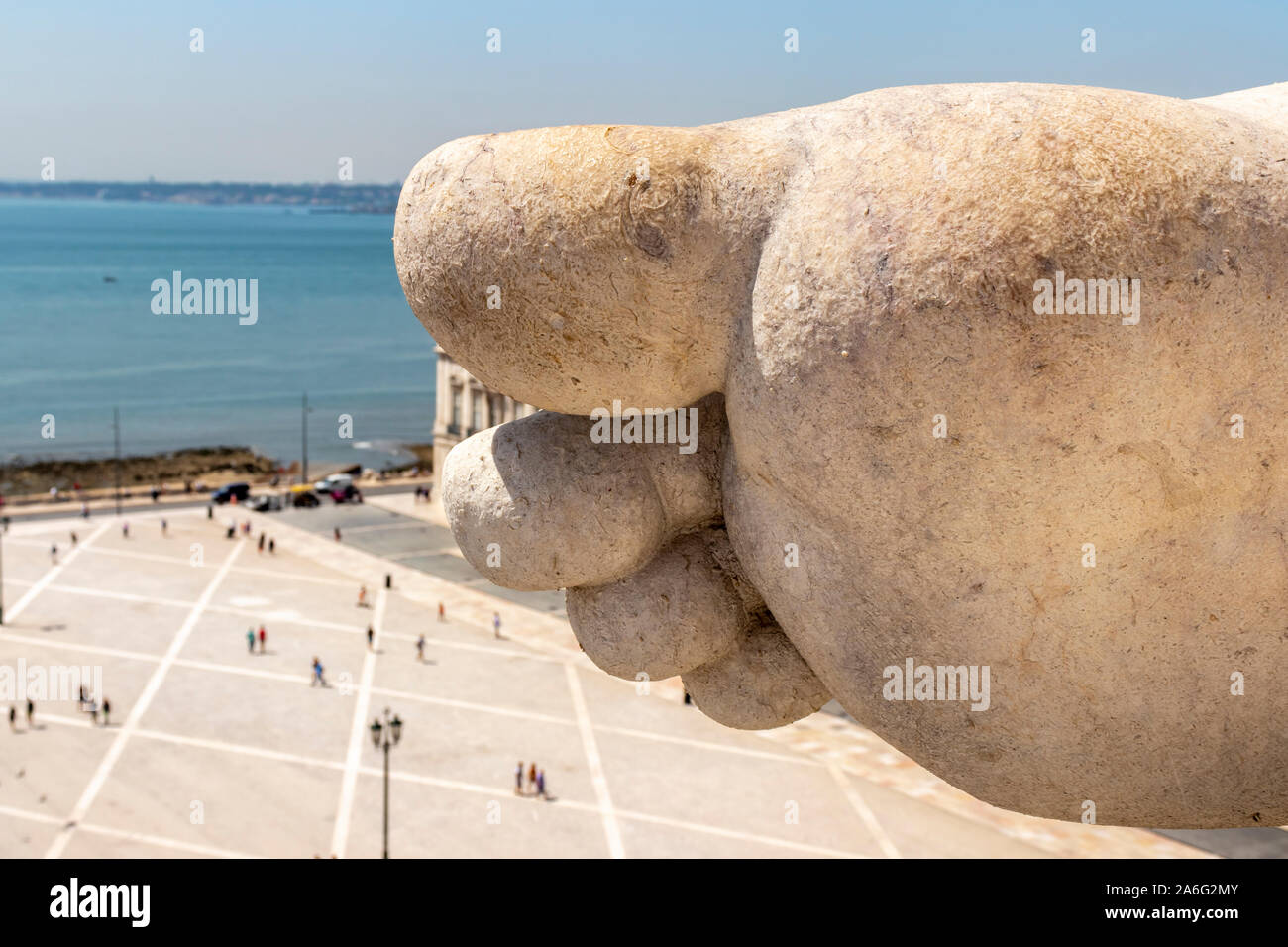 Le gigantesche dita dei piedi e delle sculture allegoriche in cima all'Arco da Rua Augusta si affaccia su Praça do Comércio nel quartiere Baixa, centro di Lisbona. Foto Stock Le gigantesche dita dei piedi e delle sculture allegoriche in cima all'Arco da Rua Augusta si affaccia su Praça do Comércio nel quartiere Baixa, centro di Lisbona. Foto Stock