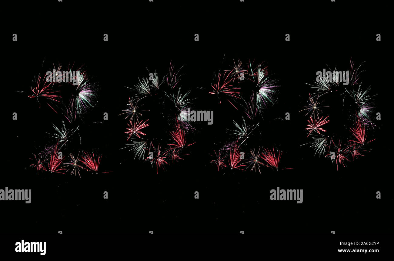 Fuochi d'artificio della Vigilia di Capodanno. Belle luci colorate sul cielo notturno. Colorato e gioioso modo di festeggiare inizio dell'anno 2020! Foto Stock