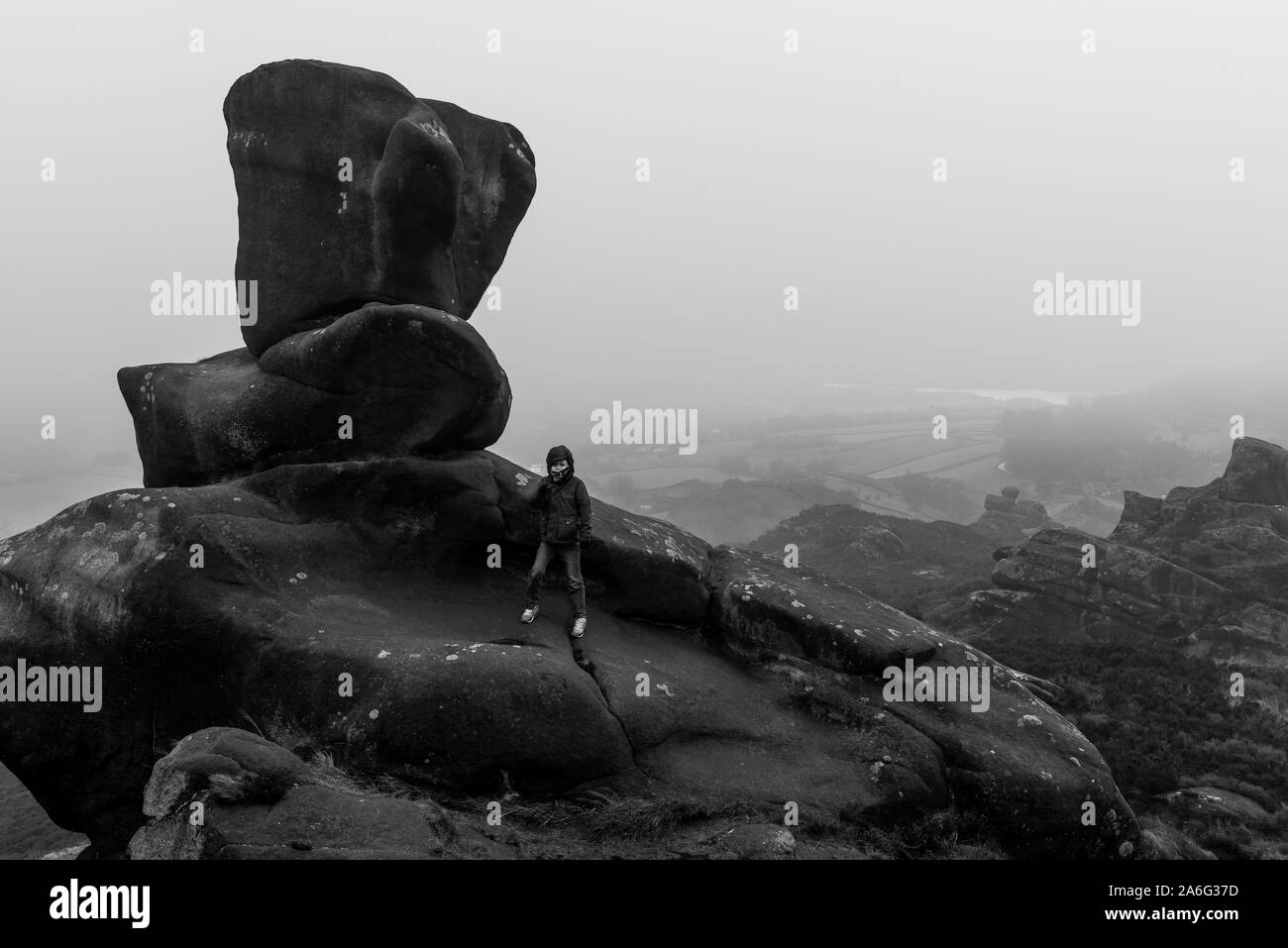 Un ragazzino con autismo, ADHD, sindrome di Aspergers visita il famoso scarafaggi in Derbyshire Peak District National Park, England, Regno Unito Foto Stock