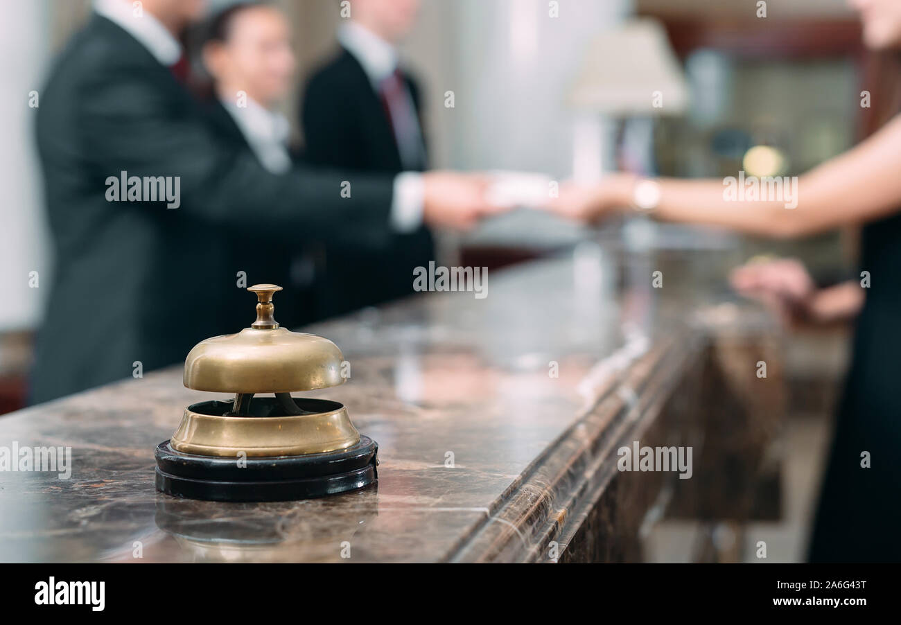 Foto degli ospiti getting key card in hotel Foto Stock