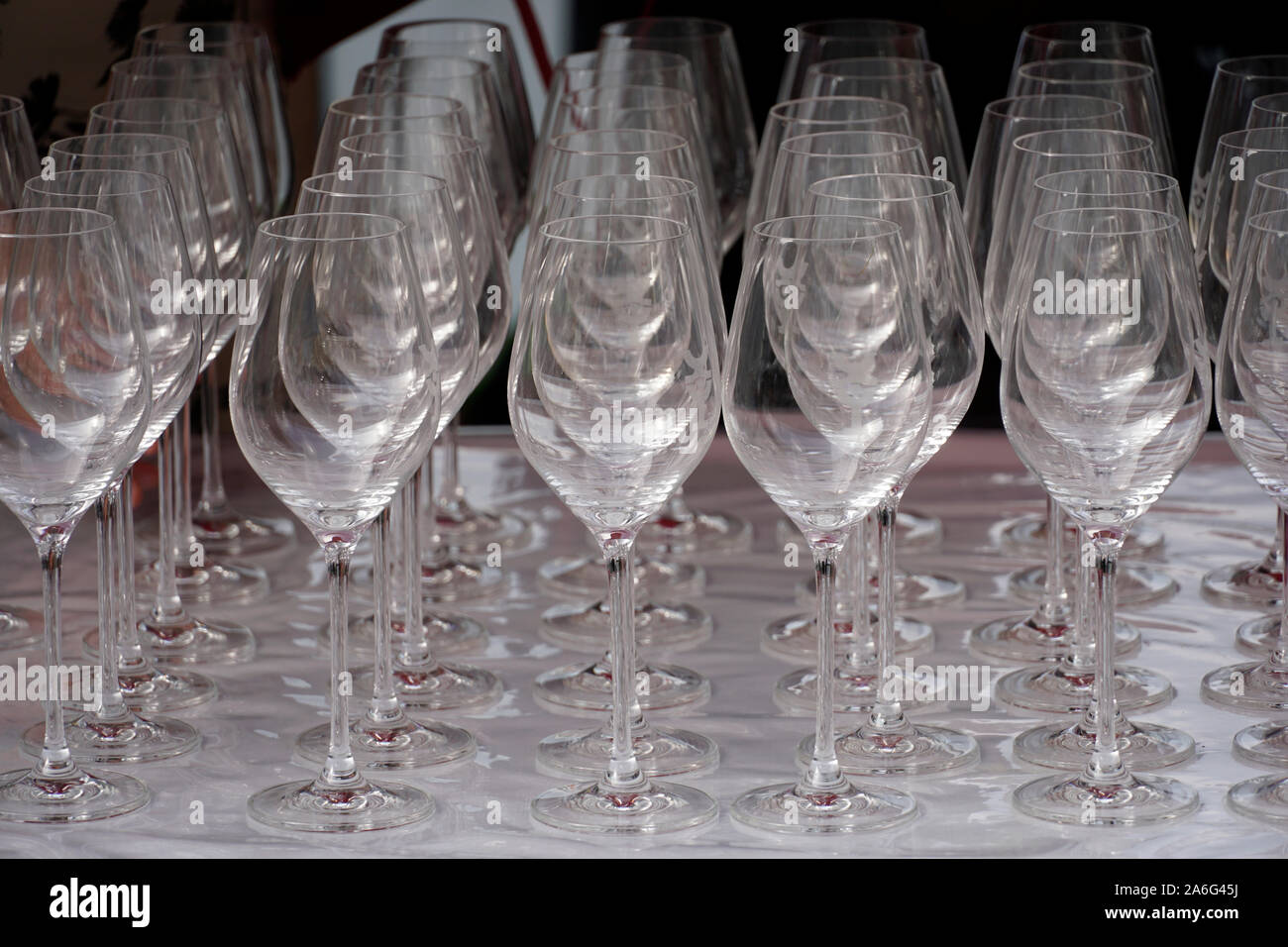 Un sacco di vuoto bicchieri di vino in una riga Foto Stock