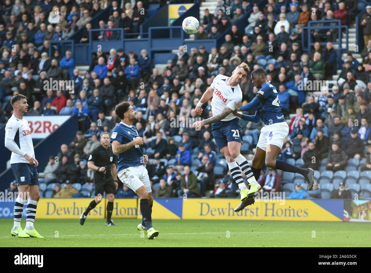 Il 26 ottobre 2019, Deepdale, Preston, Inghilterra; Sky scommessa campionato, Preston North End v Blackburn Rovers : Patrick Bauer (21) di Preston North End e Bradley Johnson (4) di Blackburn Rovers salire per la palla alta di credito: Richard Long/news immagini Foto Stock