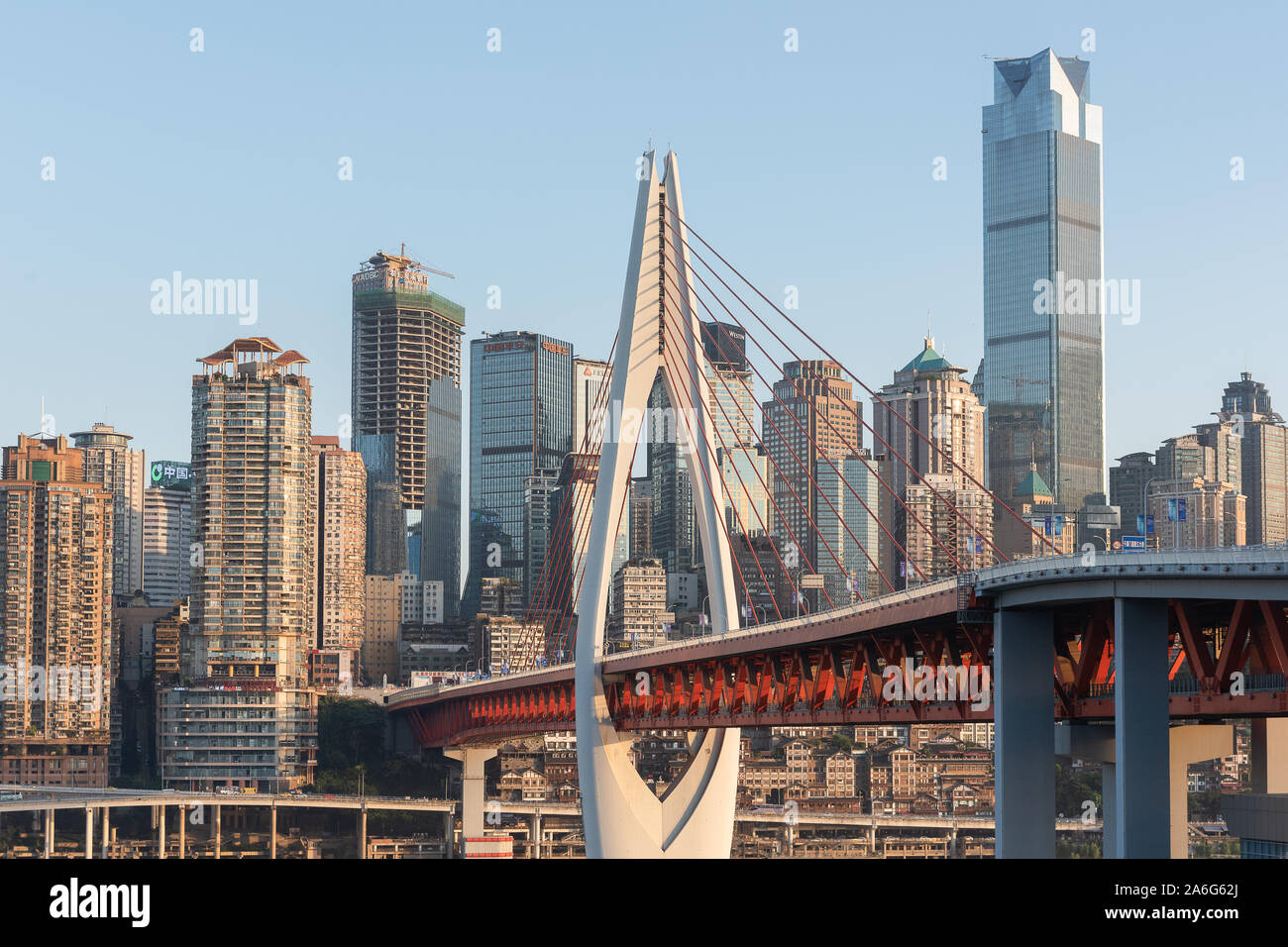 Pomeriggio vista dello skyline di Chonqging attraversando il famoso fiume Jialing. Foto Stock