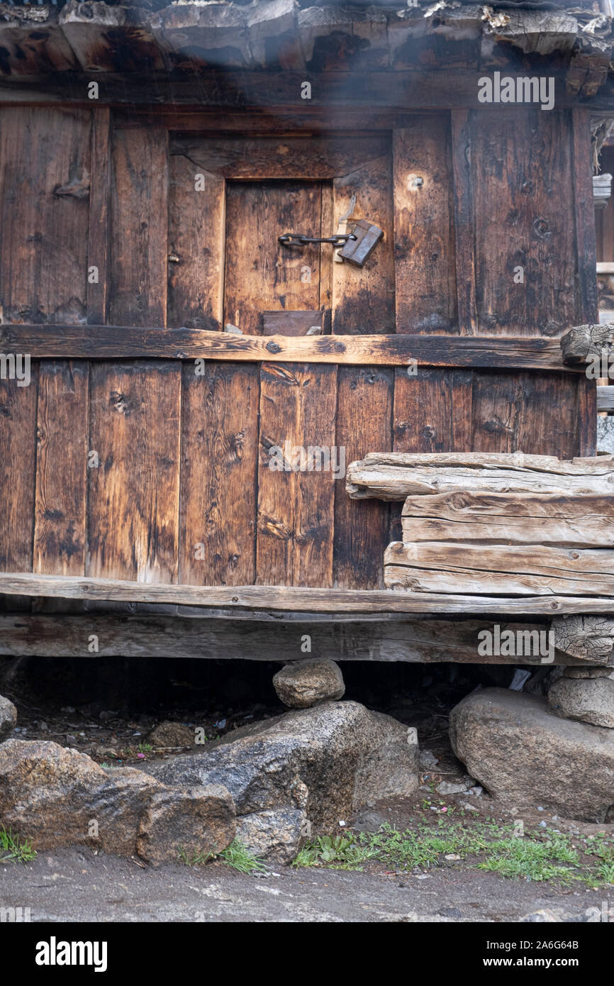 In prossimità di una finestra con un lucchetto su una cabina di legno. Chitkul, Himachal Pradesh. Foto Stock