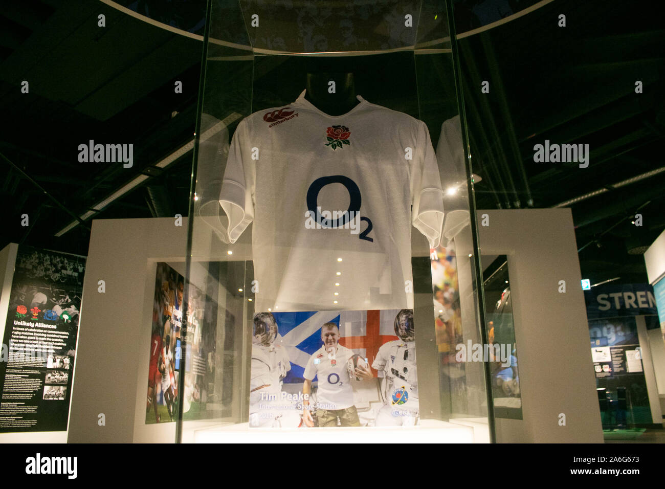Un originale Inghilterra maglietta indossata da astronauta britannico Tim Peake nello spazio sul display in un armadio di vetro presso il museo di Twickenham il giorno in Inghilterra ha raggiunto la fase finale della Coppa del Mondo in Giappone battendo la Nuova Zelanda All Blacks a Yokohama. Foto Stock