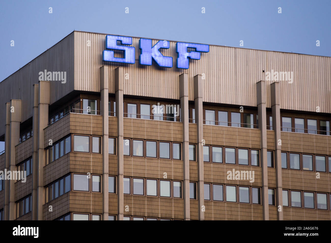 Göteborg, Gamlestaden, Svezia. 23 Ott, 2019. Logo SKF sull'edificio della sede centrale di Göteborg.SKF (Svenska Kullagerfabriken; 'Swedish cuscinetto a sfere fabbrica') è un azienda leader di cuscinetto e guarnizione manufacturing company fondata nel 1907 a Göteborg. La società produce e fornisce i cuscinetti, guarnizioni di lubrificazione e dei sistemi di lubrificazione, manutenzione prodotti, per la trasmissione di potenza, prodotti per il monitoraggio dello stato di sistemi e servizi correlati a livello globale. Credito: Karol Serewis SOPA/images/ZUMA filo/Alamy Live News Foto Stock