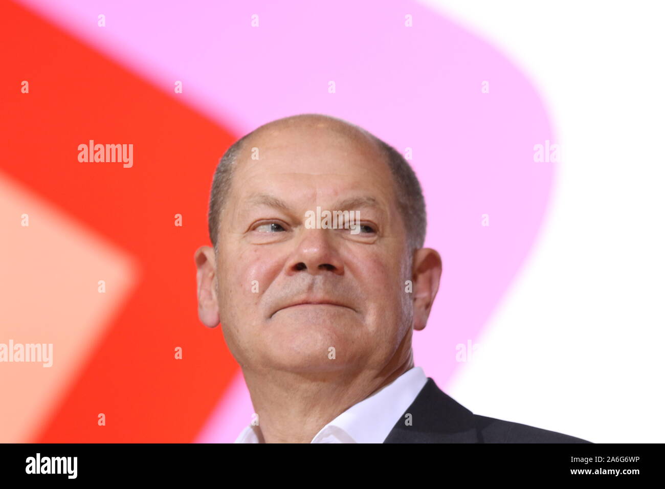 Germania, Berlino, 10/26/2019. Olaf Scholz nel DOCUP sede a Berlino. Il DOCUP membri eletti federale Ministro delle finanze Olaf Scholz e Klara Geywitz solo davanti a Norbert Walter-Borjans e Saskia Esken per il Docup presidenza. La corsa per la presidenza del DOCUP va in ballottaggio nel novembre: i due candidati saranno quindi eletti al congresso di partito. Foto Stock