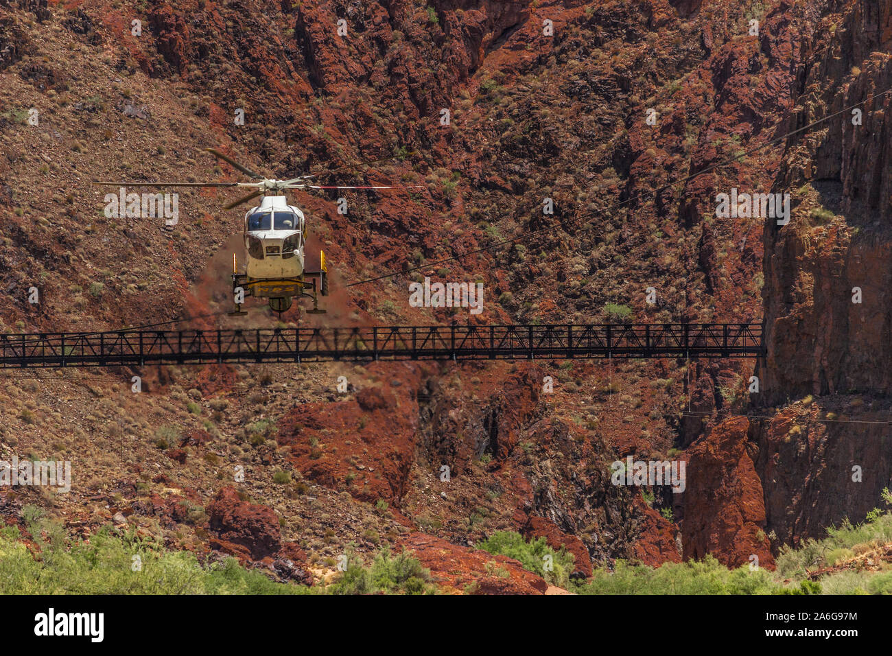 Guardando dritto in un parco servizio elicottero in corrispondenza del fondo del Grand Canyon nella parte anteriore del nero a ponte sopra il fiume Colorado Foto Stock