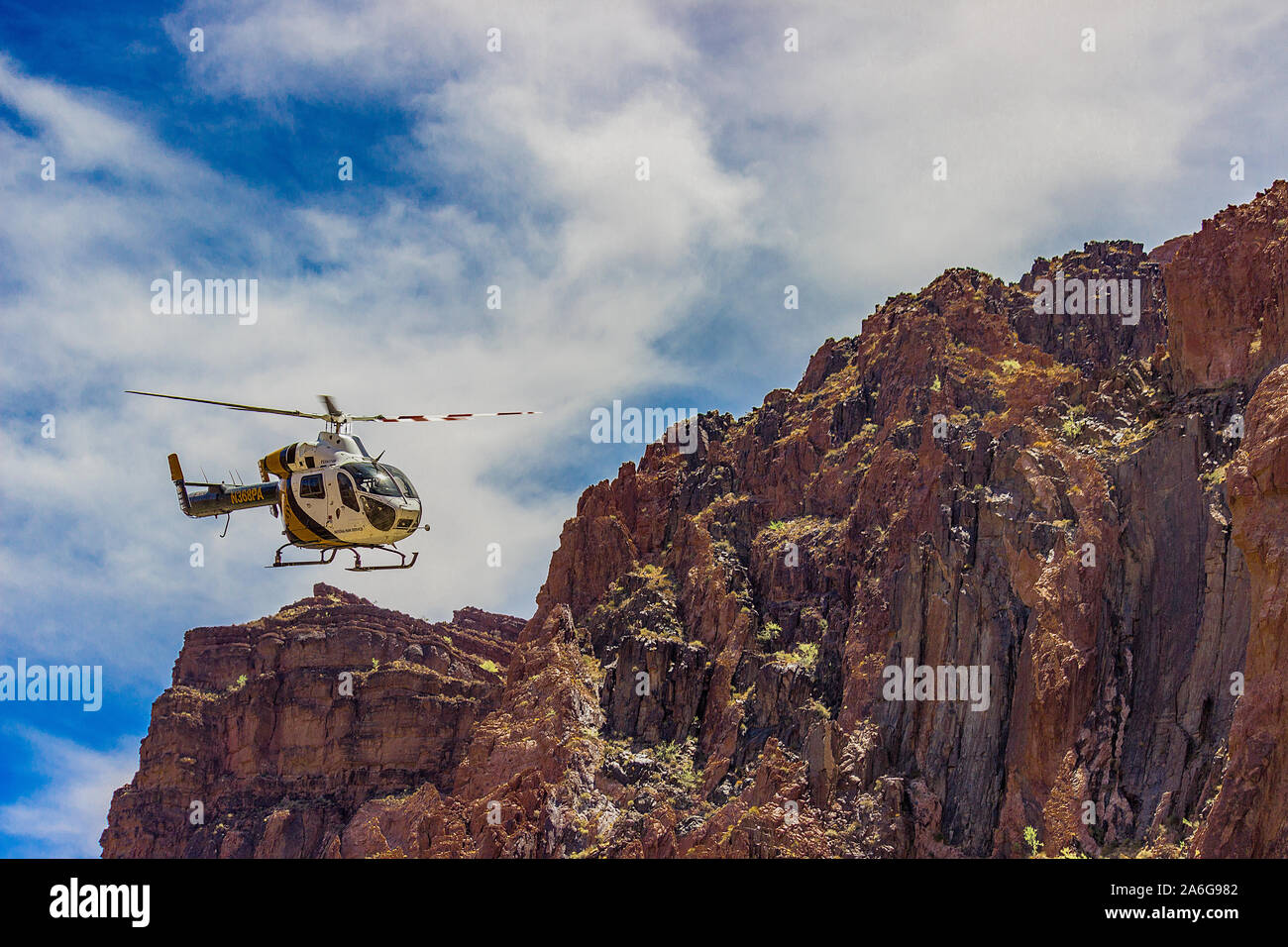 Grand Canyon Park servizio elicottero che vola da in fondo al Parco Nazionale del Grand Canyon Foto Stock