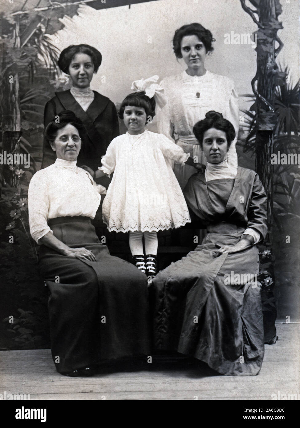 Un vintage fotografia di quattro generazioni di donne, circa 1910. Foto Stock