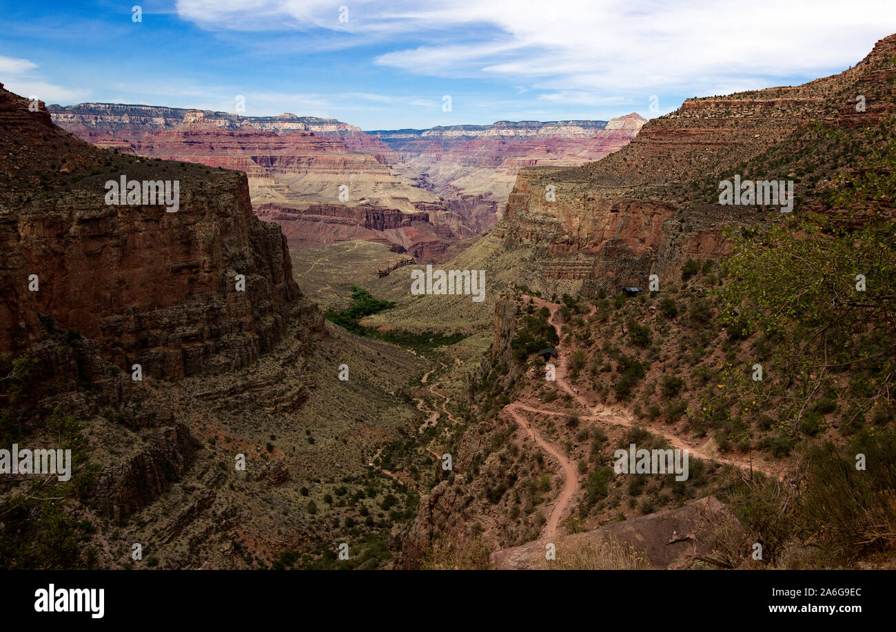 South Kaibab Trail nel Grand Canyon avvolgimento tra scogliere con cielo blu Foto Stock