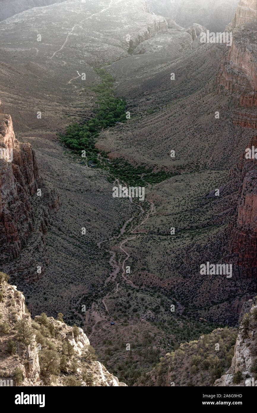 Vista del Bright Angel Trail dal bordo Sud del Grand Canyono Foto Stock