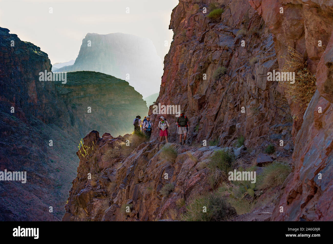 Stretto, svolta pericolosa nel sud Kaibab trail nel Grand Canyon con il blu del cielo e le splendide viste Foto Stock