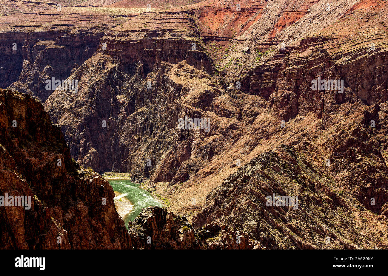 Vista del fiume Colorado in distanza dall'alto sopra il South Kaibab Trail nel Grand Canyon Foto Stock
