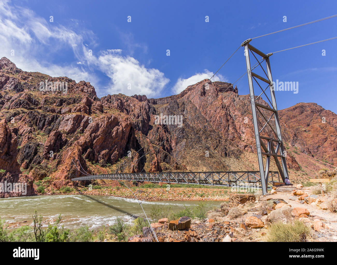 Argento ponte che attraversa il fiume Colorado in fondo al Grand Canyon per il Bright Angel Trail e South Kaibab Trail vicino al ranch del fantoccio Foto Stock