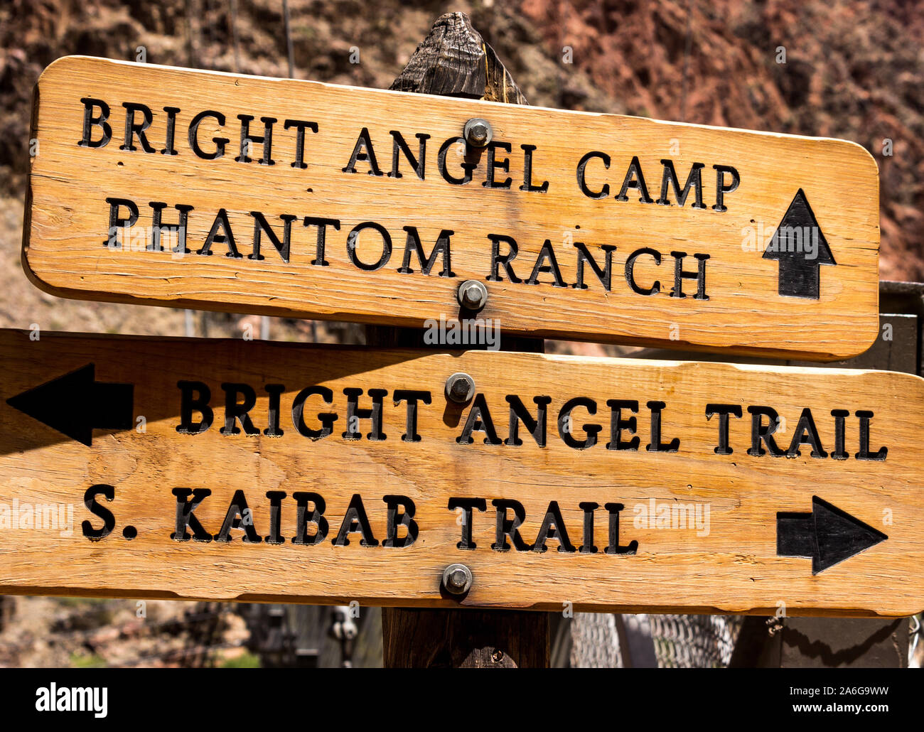 Direzionale sentiero escursionistico segno a fondo del Grand Canyon per il Bright Angel Trail e South Kaibab Trail e Ranch Phantom Foto Stock