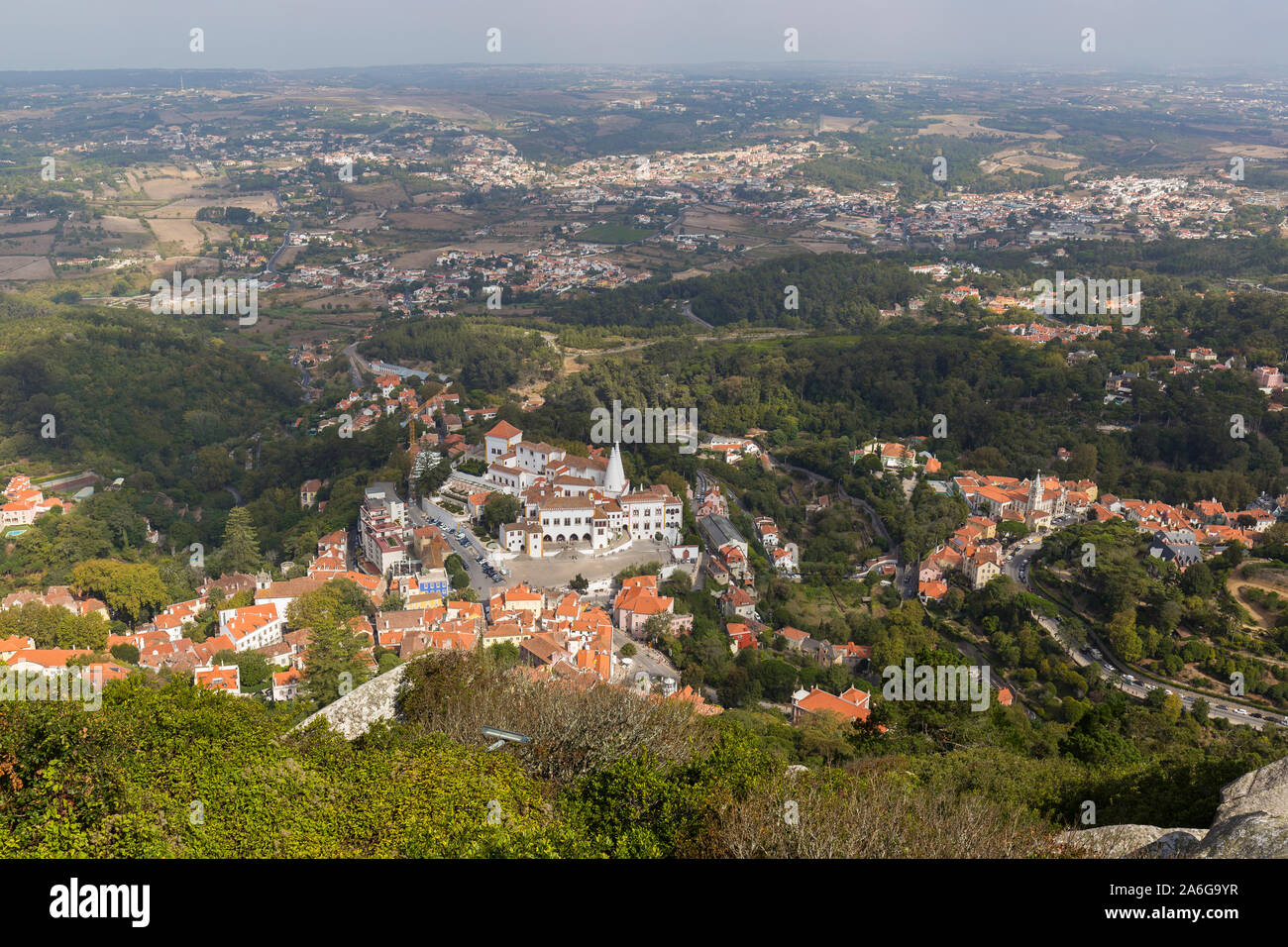 Vista di Sintra storici della città vecchia e al di là dal di sopra in Portogallo. Foto Stock