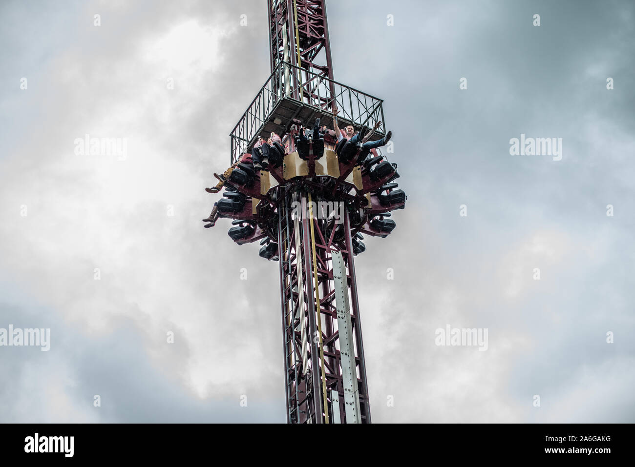 Una giornata fuori a Thorpe Park, giostre e montagne russe e spaventose giostre a uno dei UKs famosi parchi a tema Foto Stock