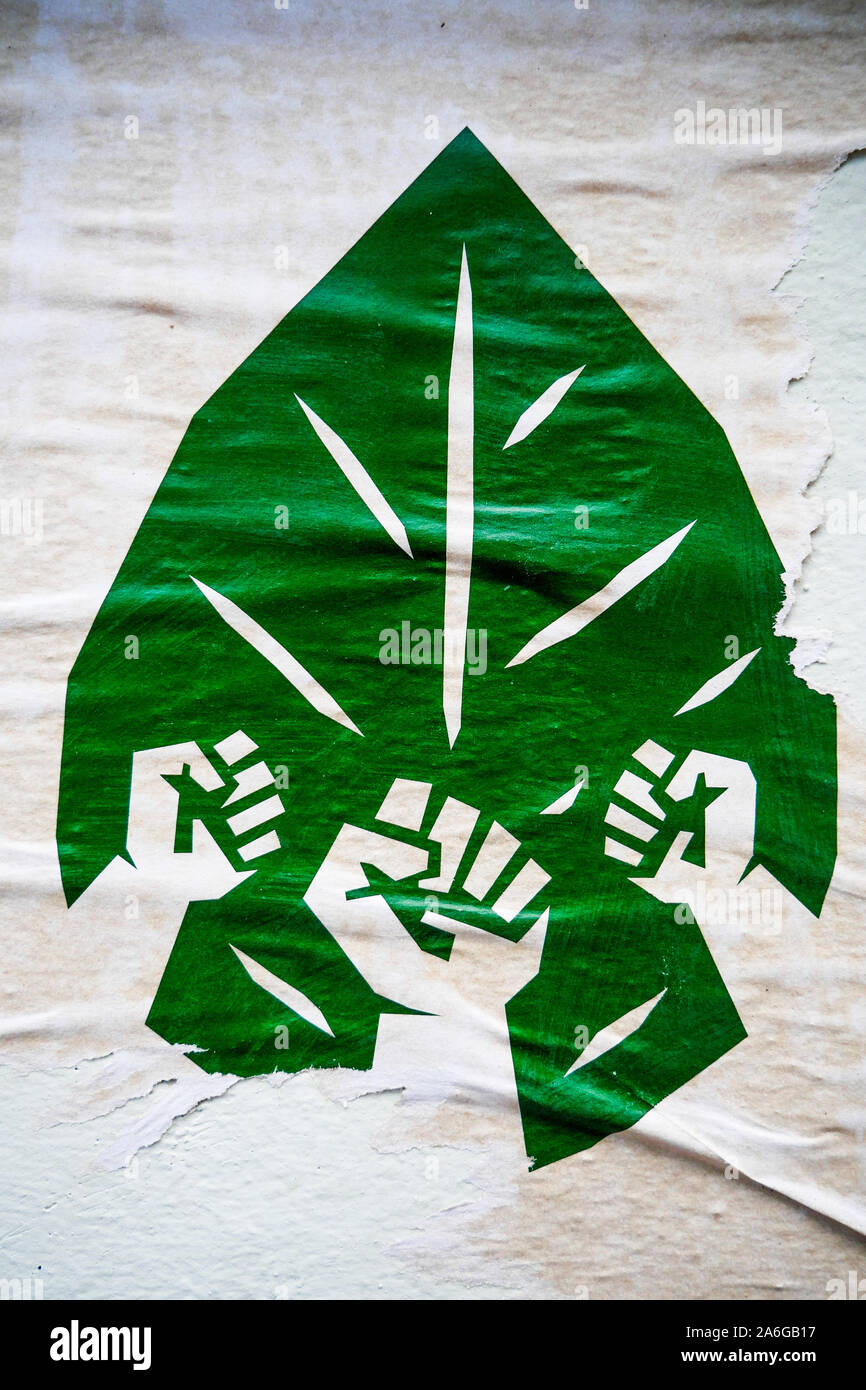 Poster con pugni sollevata su una foglia verde sfondo, Lubiana, Slovenia Foto Stock