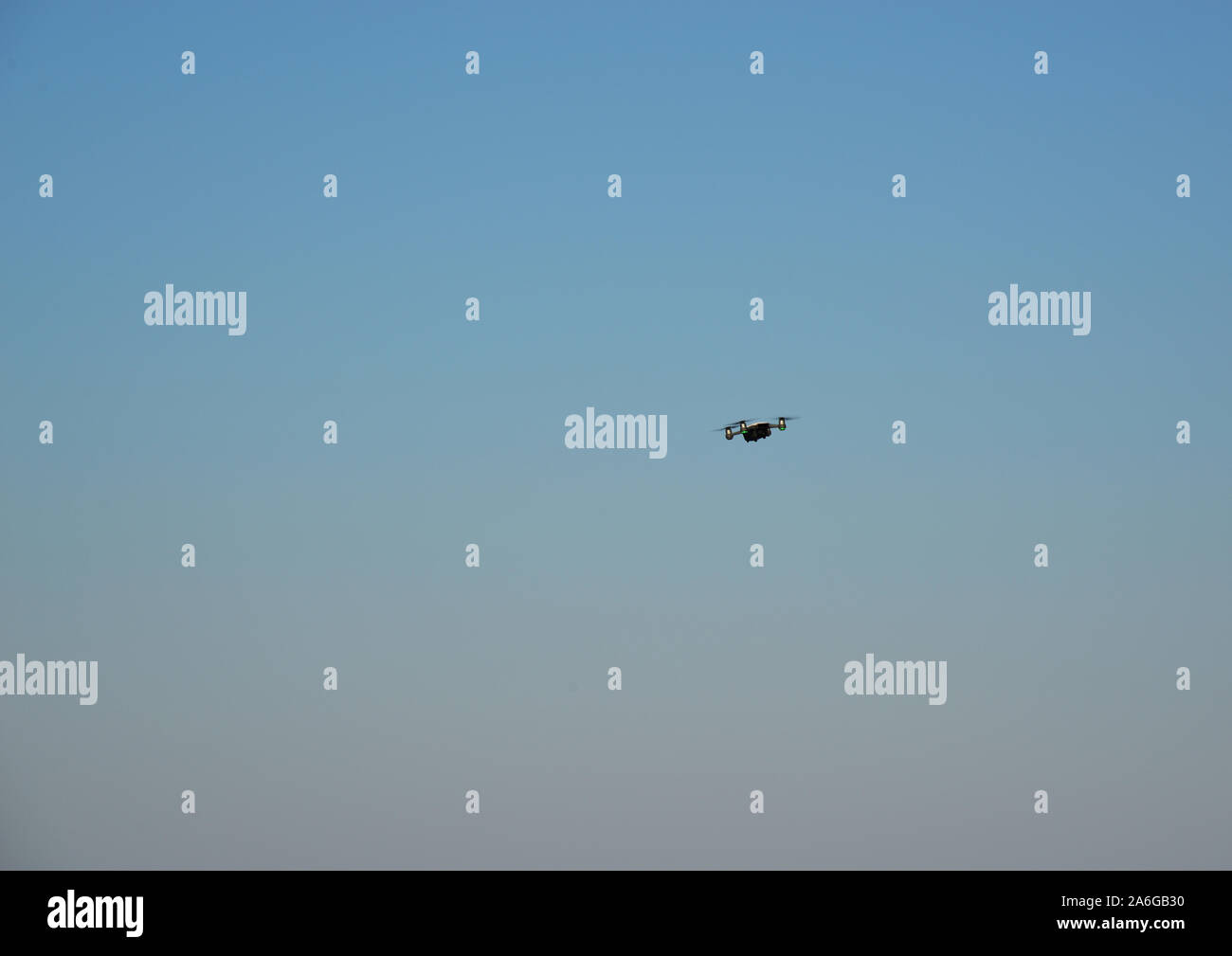 Drone in volo contro il cielo blu. Foto Stock