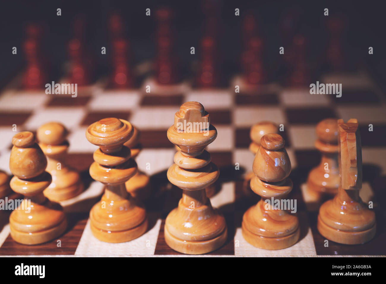 Ancora vita vicino la vista in dettaglio di un re di scacchi pezzo di legno su una scacchiera mentre un gioco strategico viene riprodotto. Professional il gioco del gioco. Foto Stock
