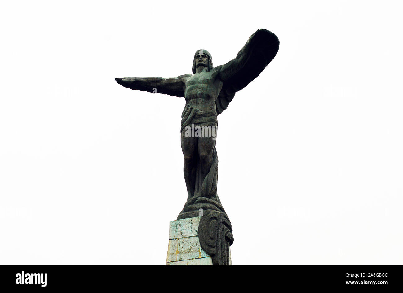 Bucarest, Romania - 24 ottobre 2019: 5 ton di statuto di un uomo volante sopra il monumento agli eroi della Air (Monumentul Eroilor Aerului), su aviatori Foto Stock