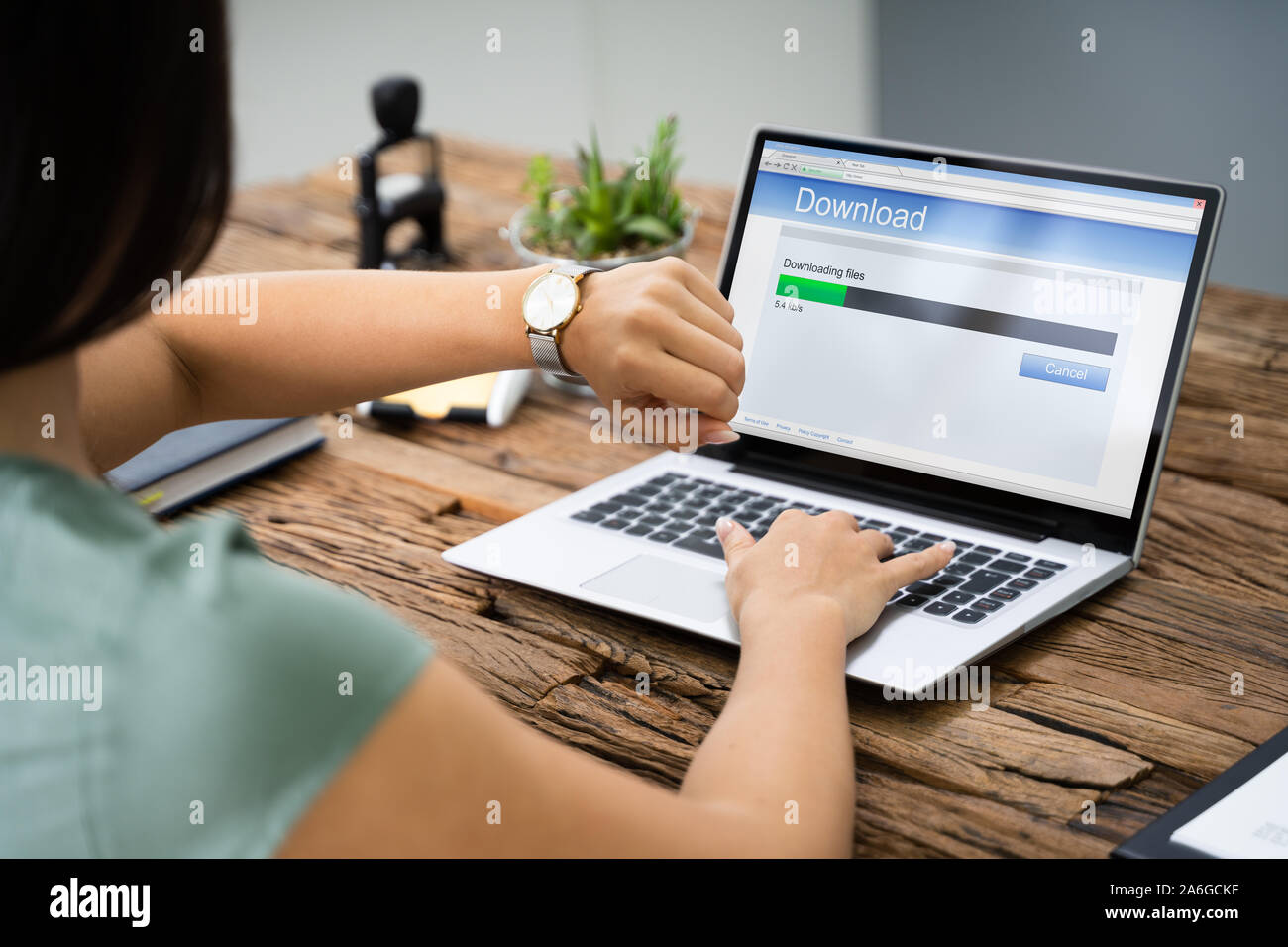 Sottolineato Donna che guarda la lenta velocità di download su uno schermo del notebook Foto Stock