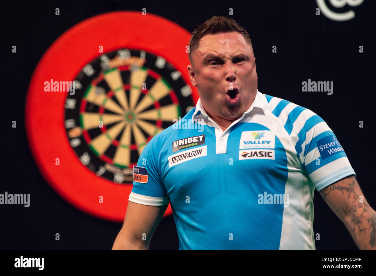 Goettingen, Germania. 26 ott 2019. 26 ottobre 2019, Bassa Sassonia, Göttingen: freccette: PDC del Campionato Europeo, 2° round in Lokhalle. Prezzo Gerwyn dal Galles reagisce nel match contro Aspinall. dall'Inghilterra. Credito: dpa picture alliance/Alamy Live News Foto Stock