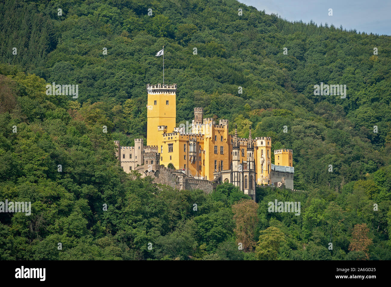 Castello di Stolzenfels è che sovrasta il fiume Reno, Renania-Palatinato, Germania. Foto Stock