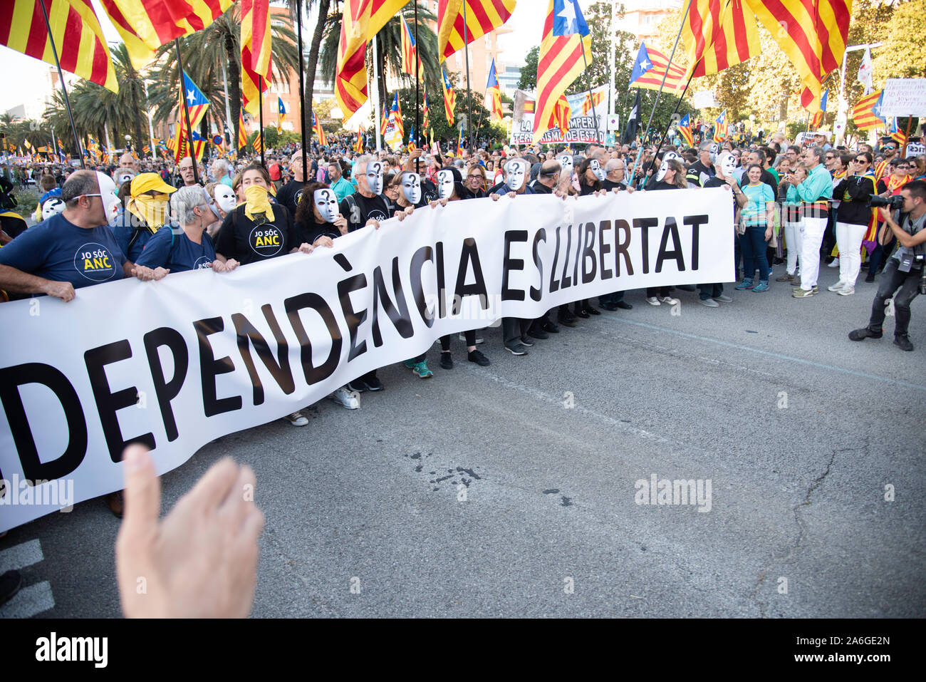 Barcellona Cataluña el dia 26 de Octubre 2019 la asociaciones separatista se manifiesta en Barcelona con el lema libertad políticos presos BCN 2019 Foto Stock