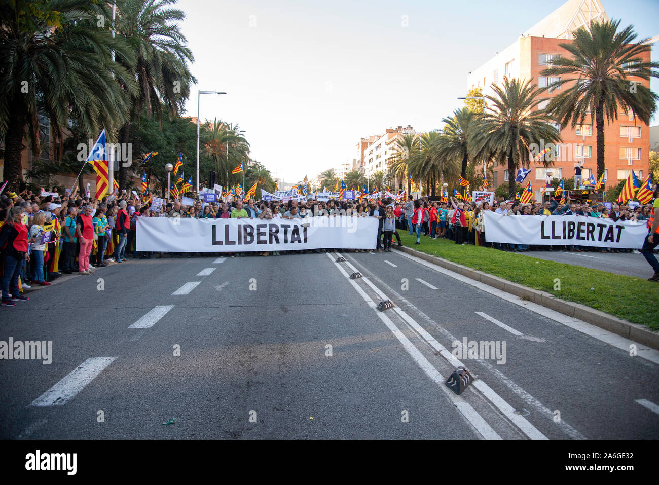 Barcellona Cataluña el dia 26 de Octubre 2019 la asociaciones separatista se manifiesta en Barcelona con el lema libertad políticos presos BCN 2019 Foto Stock