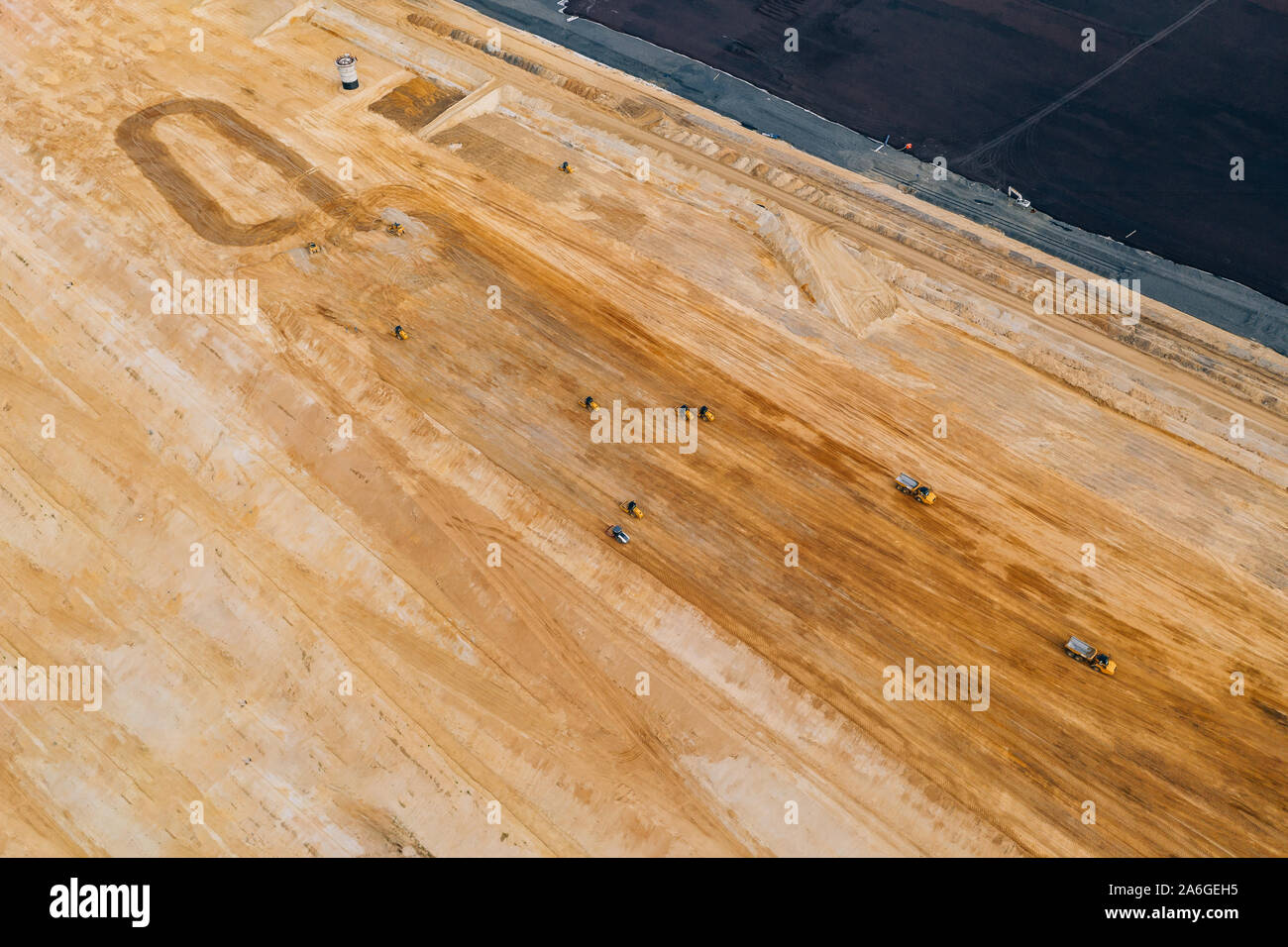 Fotografia aerea di un enorme sito di costruzione di pozzi di sabbia. Foto Stock