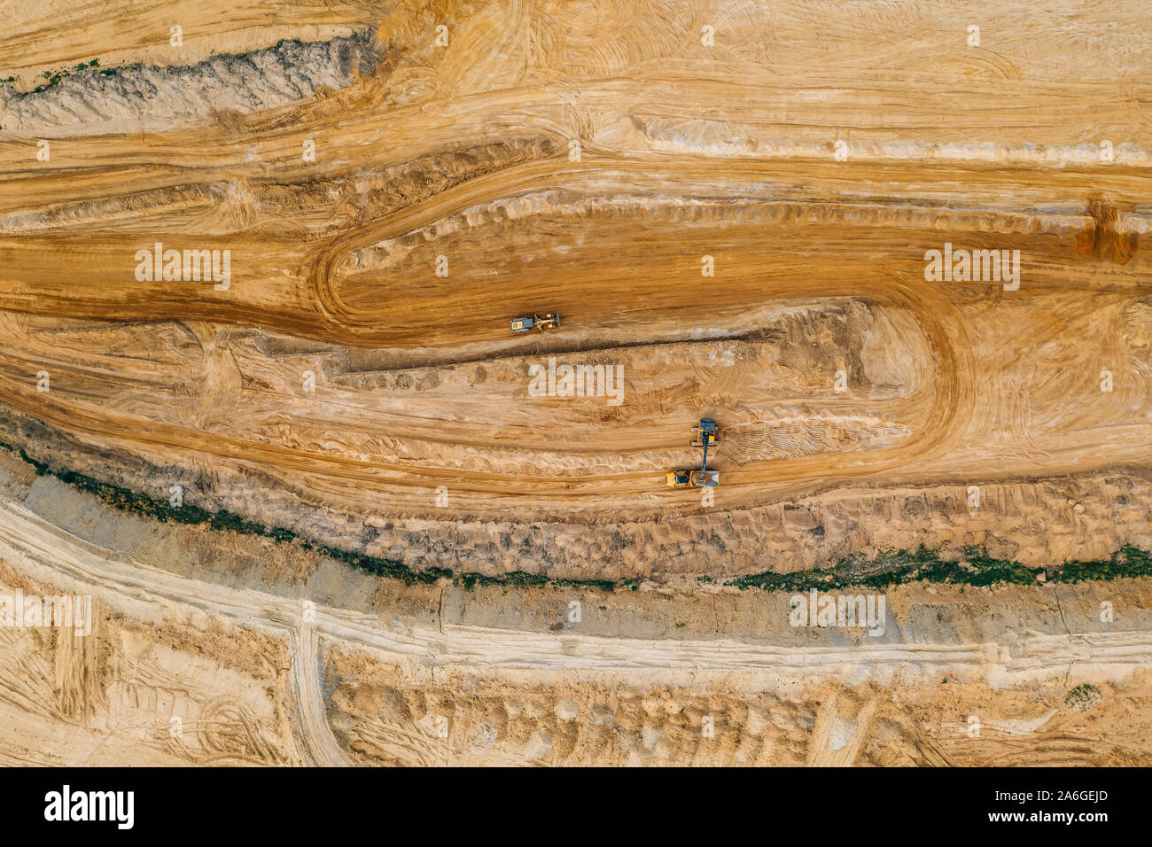 Fotografia aerea di un enorme sito di costruzione di pozzi di sabbia. Foto Stock