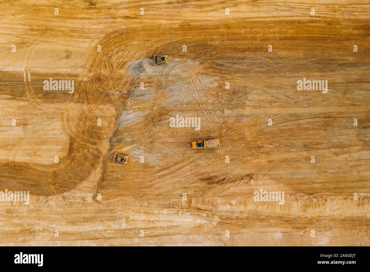 Fotografia aerea di un enorme sito di costruzione di pozzi di sabbia. Foto Stock