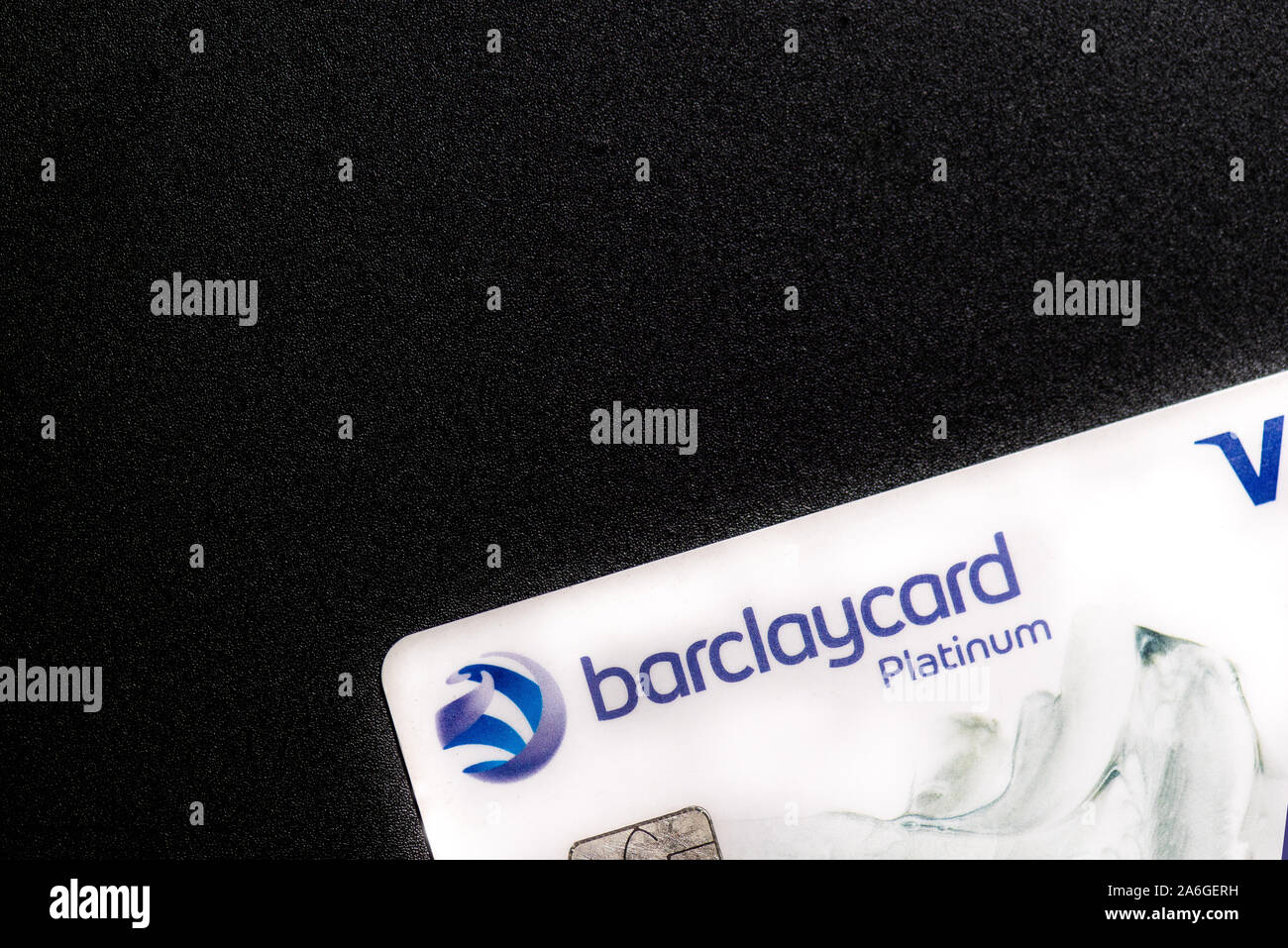 Barclaycard Bianco platino carta di credito su uno sfondo nero Foto Stock