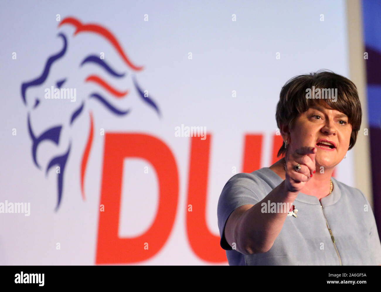 Belfast, Regno Unito. 26 ott 2019. Arlene Foster, leader dell'Irlanda del Nord democratico partito unionista (DUP), parla al partito della conferenza annuale nel sud di Belfast, Irlanda del Nord, il Regno Unito, il 26 ottobre, 2019. Boris Johnson ancora una volta dovrebbe cercare di rinegoziare il Brexit affare se egli vuole DUP supporto, Arlene Foster ha detto. Credito: Paolo McErlane/Xinhua/Alamy Live News Foto Stock