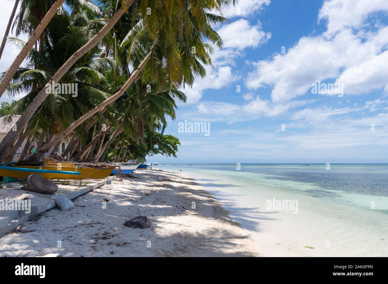 Sabbia bianca di San Juan sulla spiaggia di alta marea, Siquijor, Filippine Foto Stock