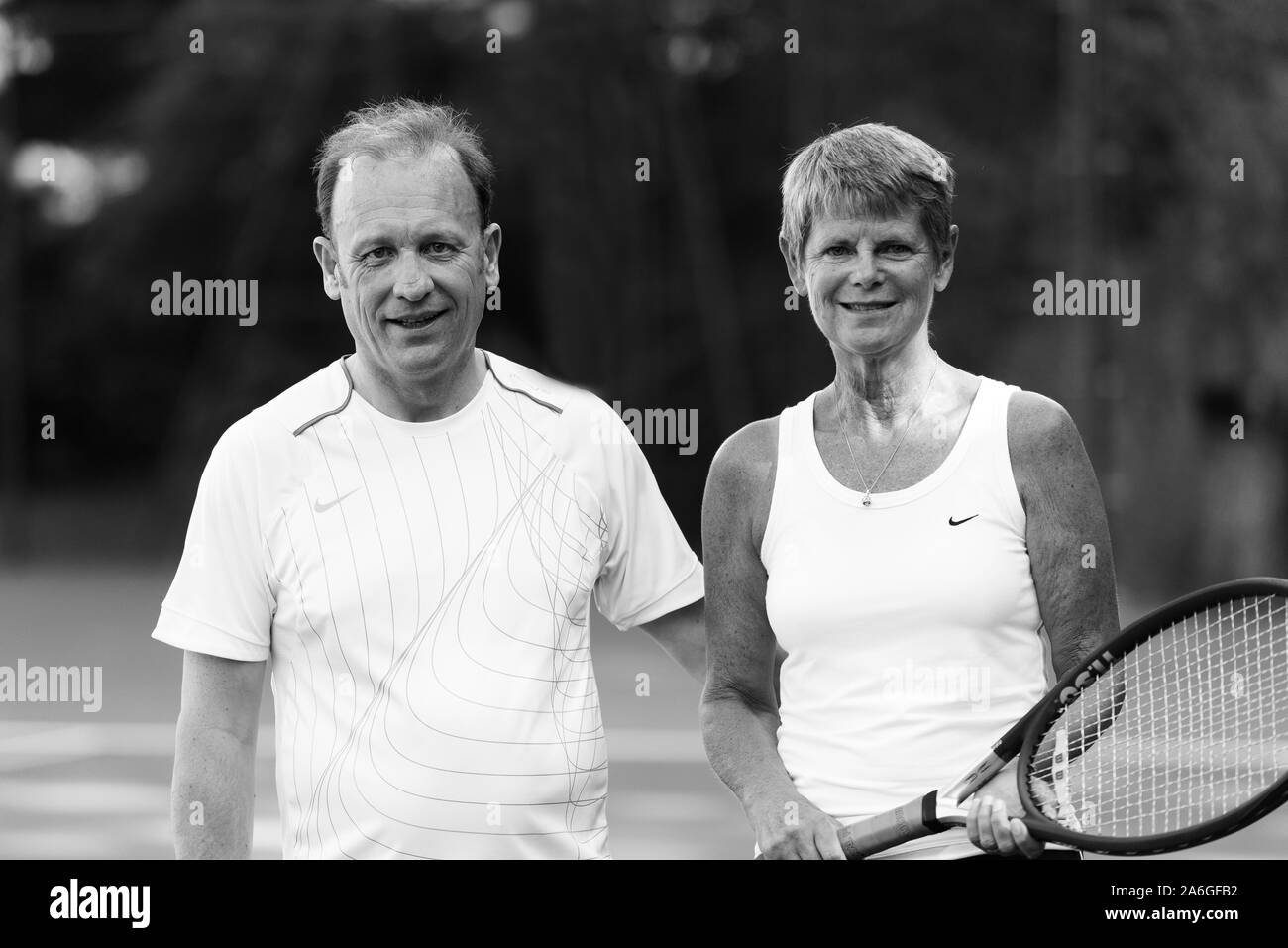 Un concorso di tennis per gli anziani, attivo e atletico, Basford tennis club, eventi sportivi, oltre 50's esercizio Foto Stock