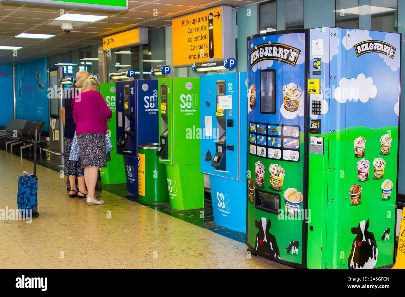 16 settembre 2019 viaggiatori parcheggio a pagamento le commissioni presso i distributori automatici presso l'aeroporto di Southampton edificio terminal parcheggio auto Foto Stock